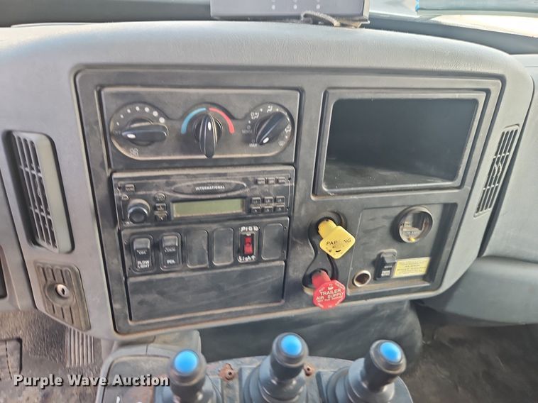 image for item EI8356 2007 International 7400 dump truck