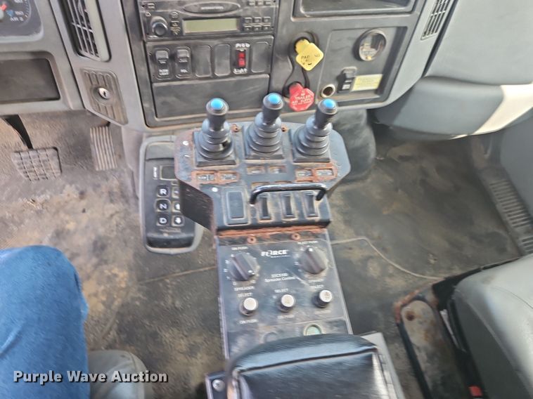 image for item EI8356 2007 International 7400 dump truck