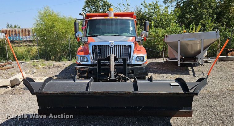 image for item EI8357 2005 International 7400 dump truck