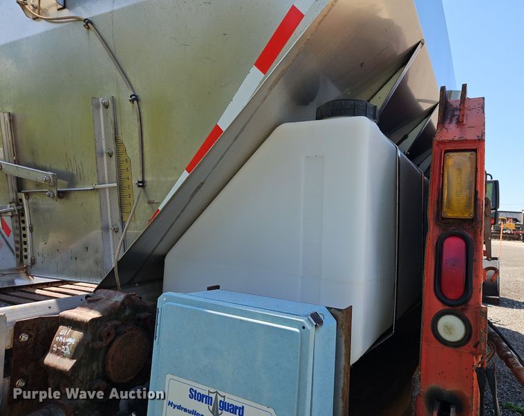 image for item EI8357 2005 International 7400 dump truck