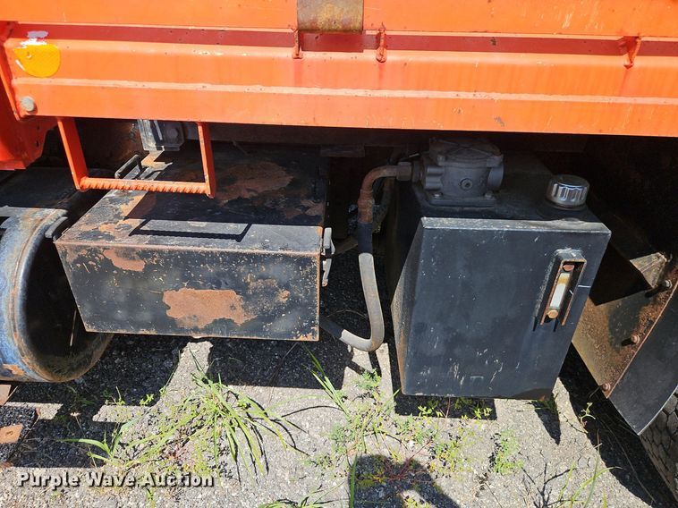 image for item EI8357 2005 International 7400 dump truck