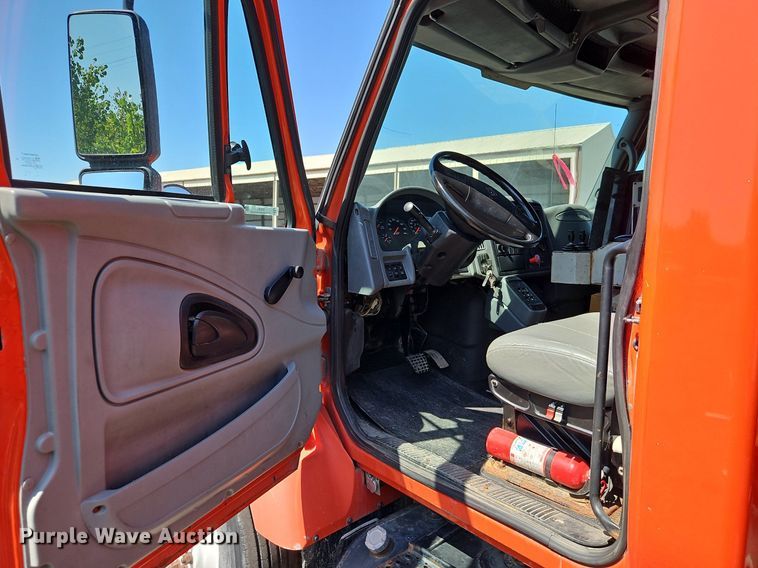 image for item EI8357 2005 International 7400 dump truck