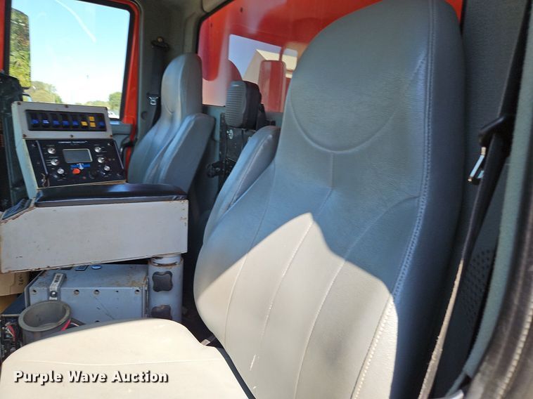 image for item EI8357 2005 International 7400 dump truck