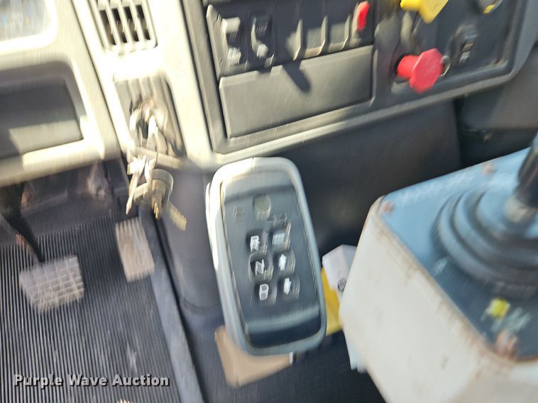 image for item EI8357 2005 International 7400 dump truck