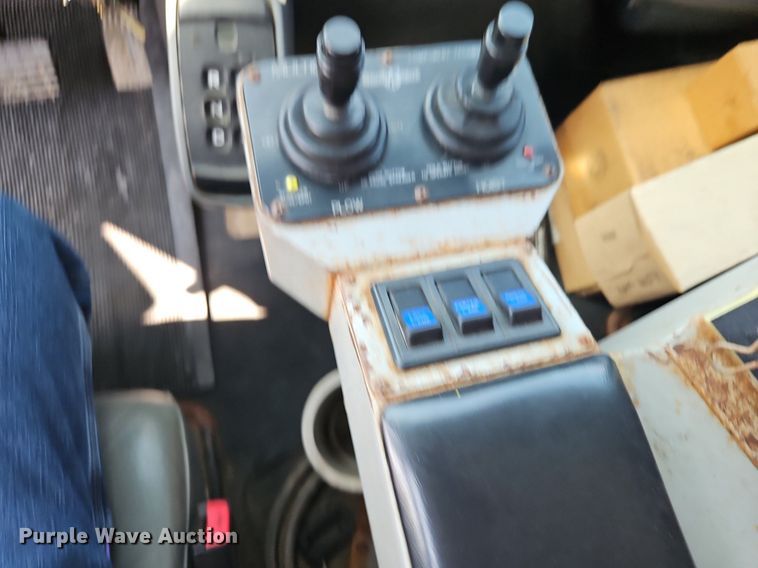 image for item EI8357 2005 International 7400 dump truck