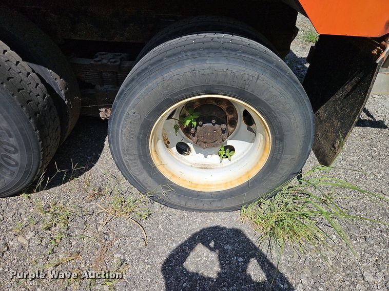 image for item EI8357 2005 International 7400 dump truck