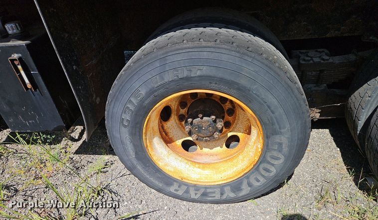 image for item EI8357 2005 International 7400 dump truck