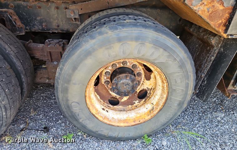 image for item EI8357 2005 International 7400 dump truck