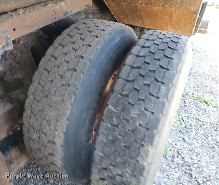 image for item EI8357 2005 International 7400 dump truck