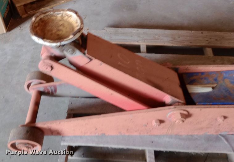 image for item NY9544 Norco 71100A floor jack