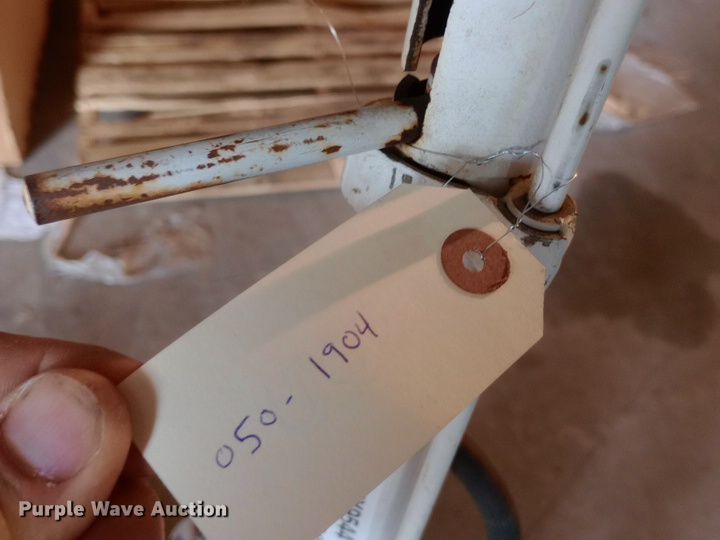 image for item NY9544 Norco 71100A floor jack