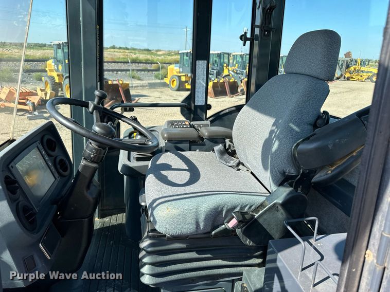 image for item OM9702 2006 John Deere 444J wheel loader