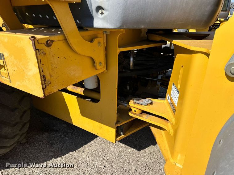 image for item OM9703 2005 John Deere 444J wheel loader