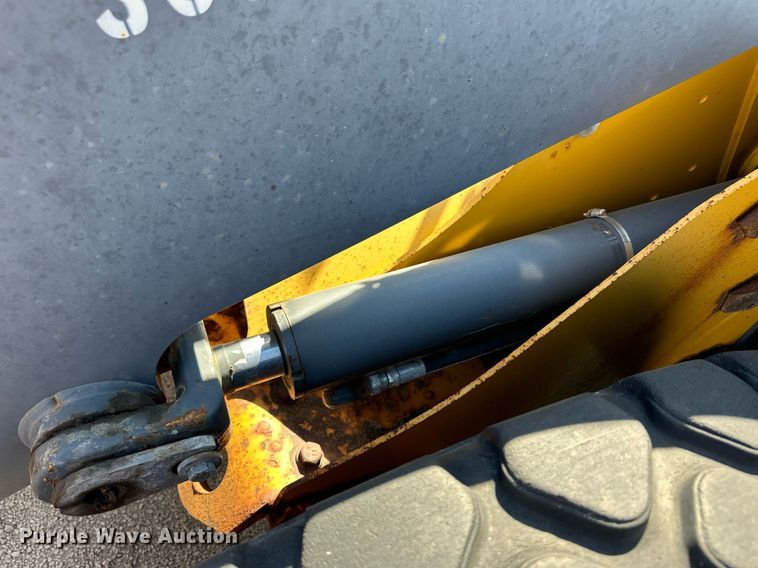 image for item OM9706 2005 John Deere 444J wheel loader