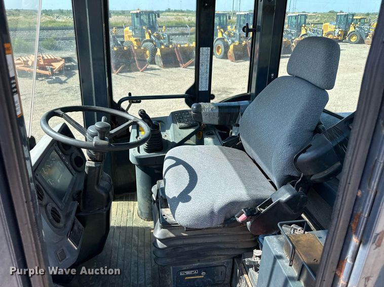 image for item OM9707 2005 John Deere 444J wheel loader