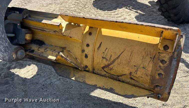 image for item OM9711 2005 John Deere 770D motor grader