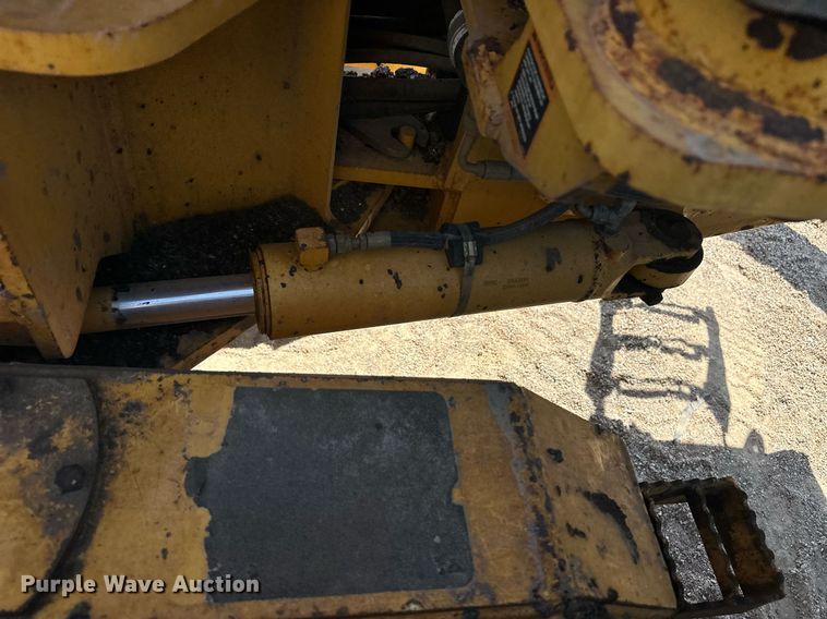 image for item OM9711 2005 John Deere 770D motor grader