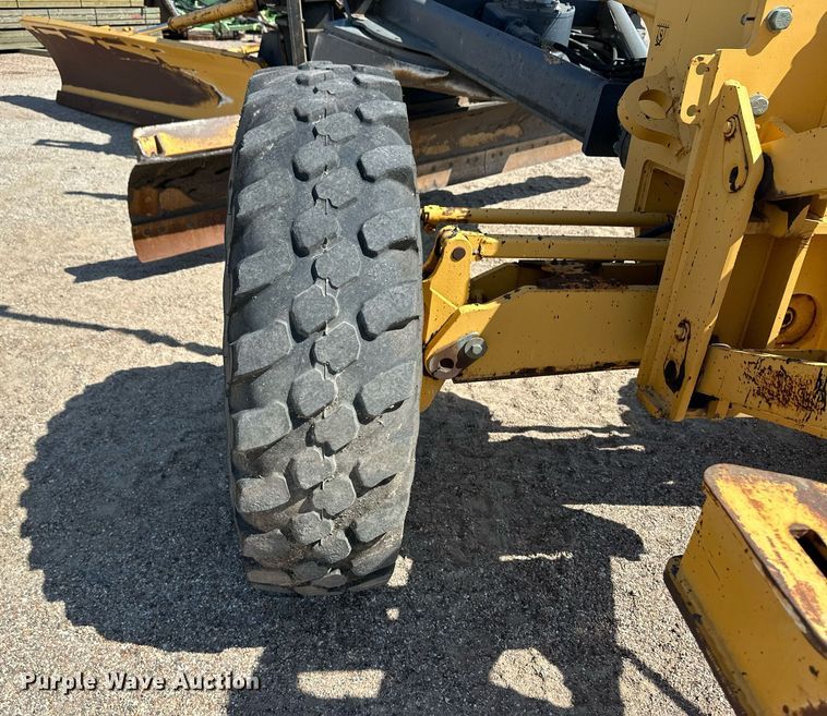 image for item OM9711 2005 John Deere 770D motor grader