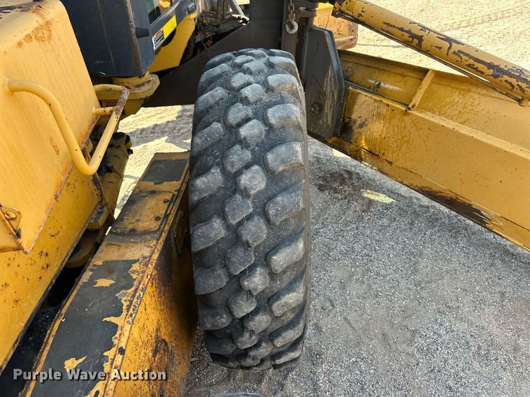 image for item OM9711 2005 John Deere 770D motor grader