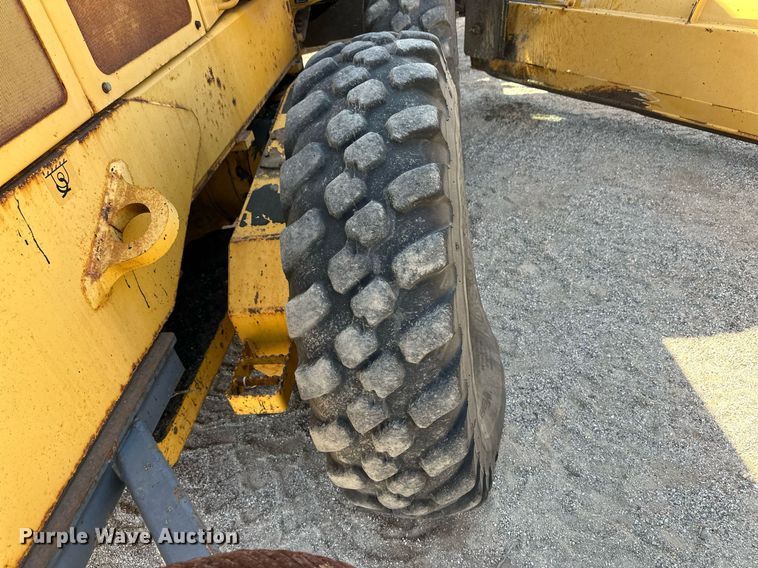 image for item OM9711 2005 John Deere 770D motor grader