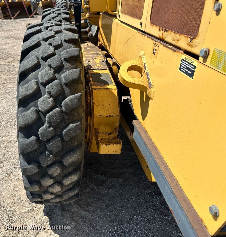 image for item OM9711 2005 John Deere 770D motor grader