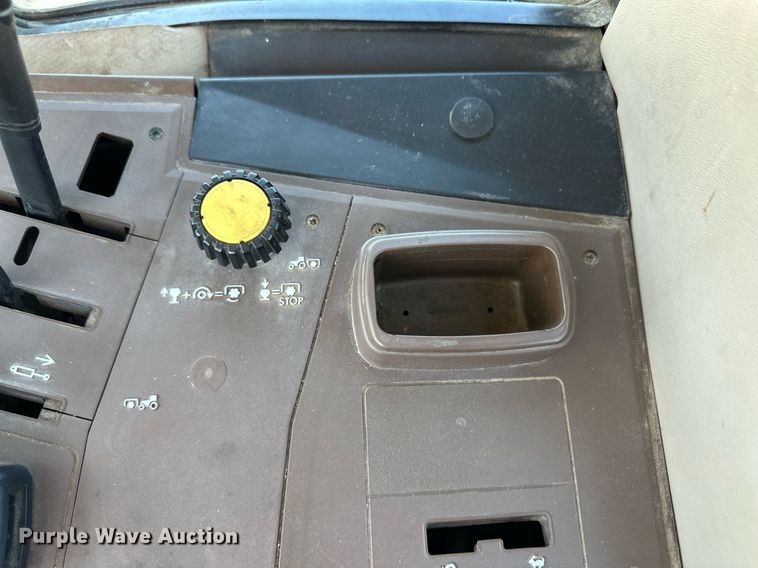 image for item OM9713 2006 John Deere 6415 tractor