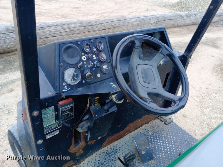 image for item DH1447 1998 Cushman  Turf-Truckster utility vehicle