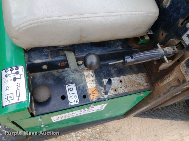 image for item DH1447 1998 Cushman  Turf-Truckster utility vehicle