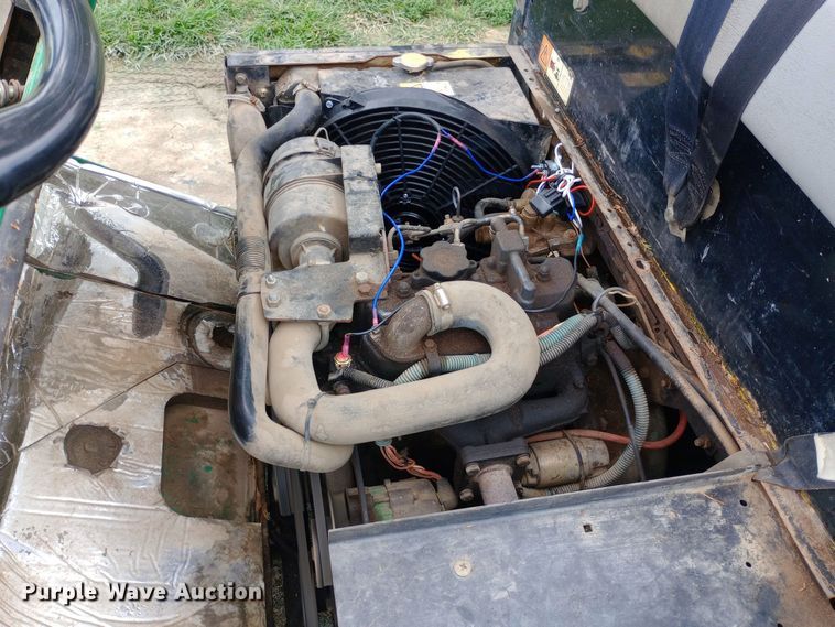 image for item DH1447 1998 Cushman  Turf-Truckster utility vehicle