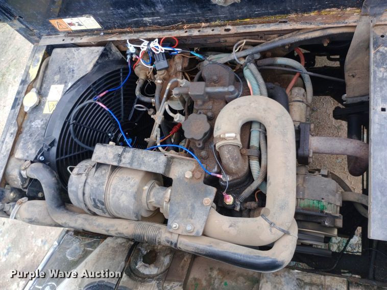 image for item DH1447 1998 Cushman  Turf-Truckster utility vehicle