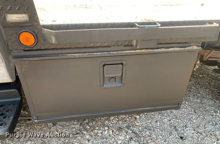 image for item DM1827 2003 Chevrolet  C4500 flatbed truck