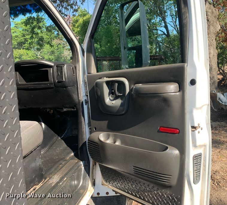 image for item DM1827 2003 Chevrolet  C4500 flatbed truck