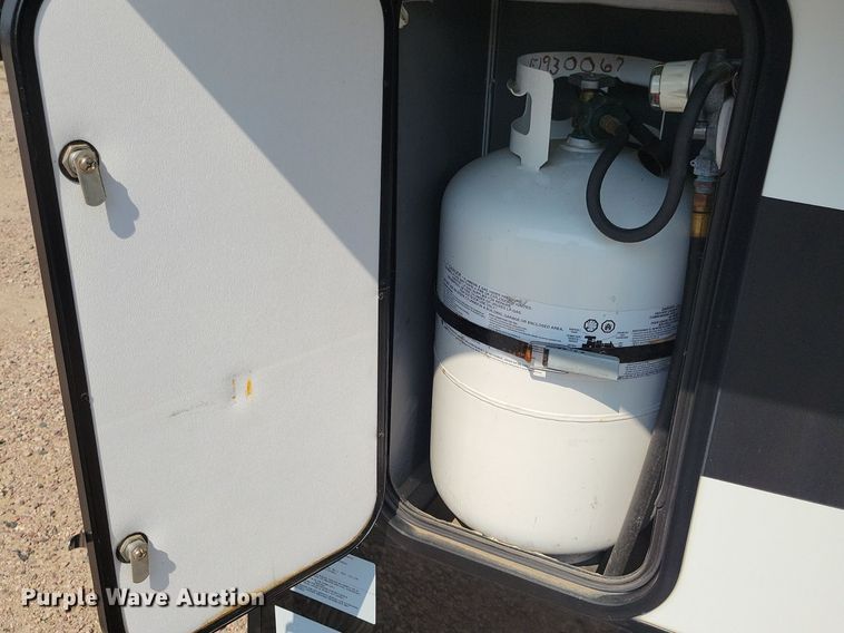 image for item DN3520 2015 Jayco Siesmic Wave 310 toy hauler camper