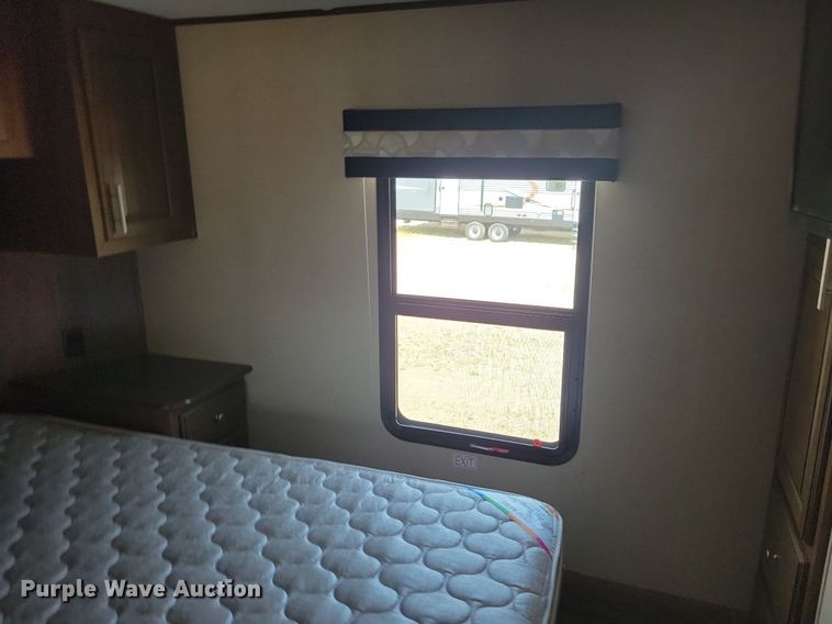 image for item DN3520 2015 Jayco Siesmic Wave 310 toy hauler camper