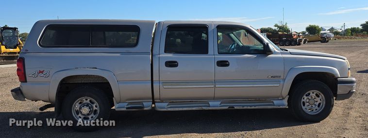 image for item DO5452 2004 Chevrolet Silverado 2500 Crew Cab pickup truck