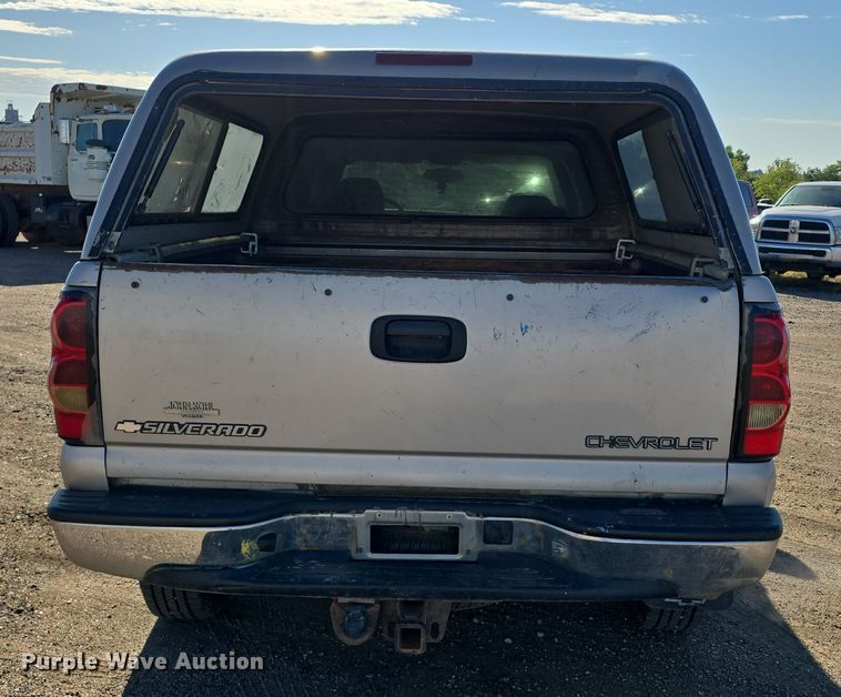 image for item DO5452 2004 Chevrolet Silverado 2500 Crew Cab pickup truck