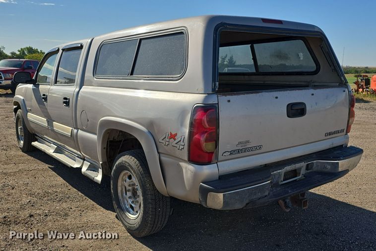 image for item DO5452 2004 Chevrolet Silverado 2500 Crew Cab pickup truck