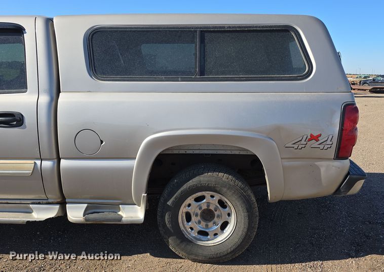 image for item DO5452 2004 Chevrolet Silverado 2500 Crew Cab pickup truck