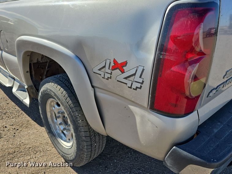 image for item DO5452 2004 Chevrolet Silverado 2500 Crew Cab pickup truck
