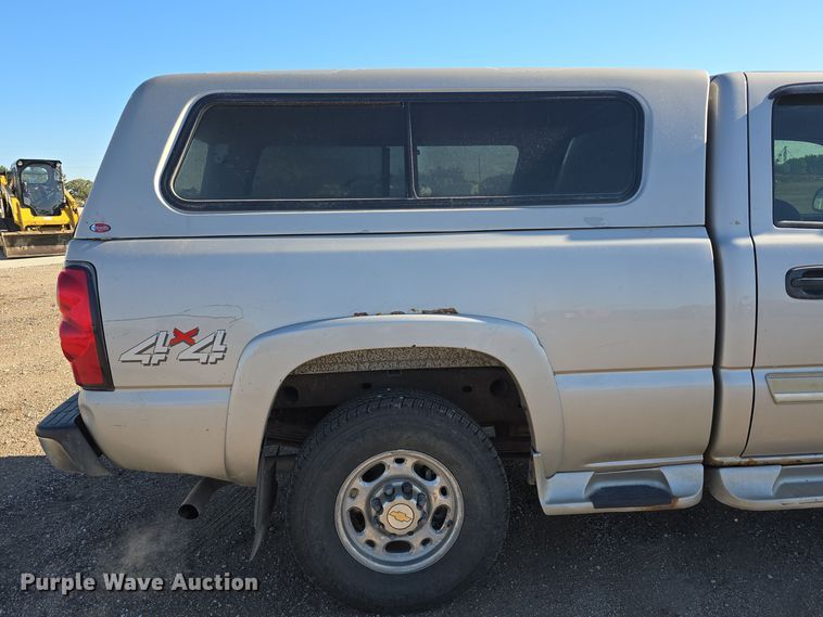 image for item DO5452 2004 Chevrolet Silverado 2500 Crew Cab pickup truck