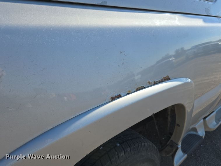 image for item DO5452 2004 Chevrolet Silverado 2500 Crew Cab pickup truck