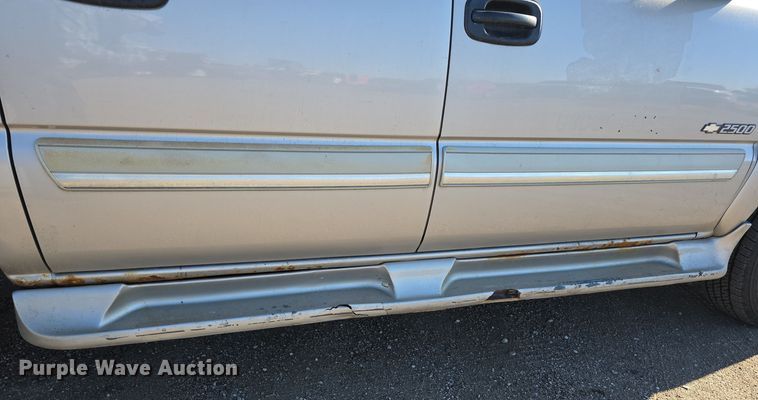 image for item DO5452 2004 Chevrolet Silverado 2500 Crew Cab pickup truck
