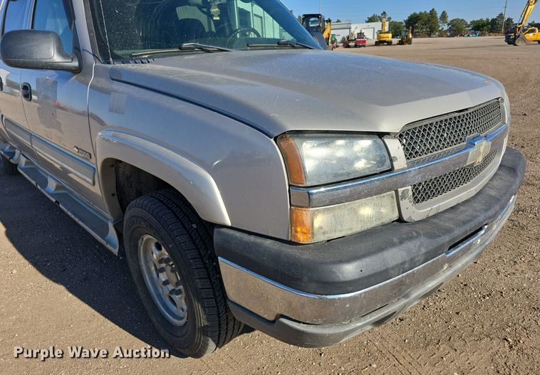 image for item DO5452 2004 Chevrolet Silverado 2500 Crew Cab pickup truck