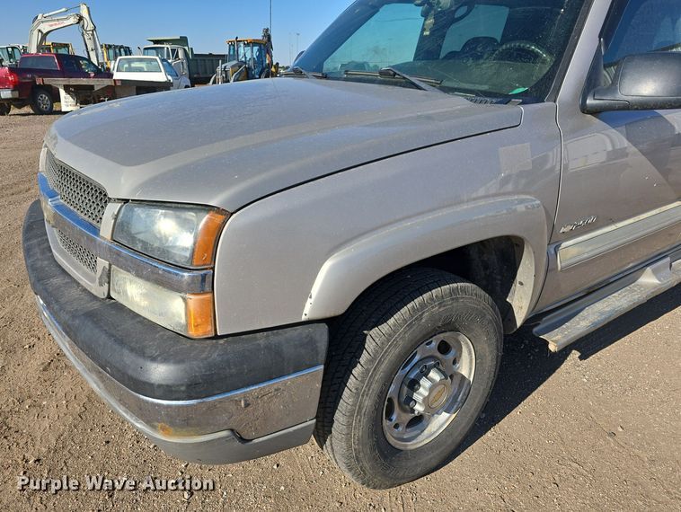 image for item DO5452 2004 Chevrolet Silverado 2500 Crew Cab pickup truck