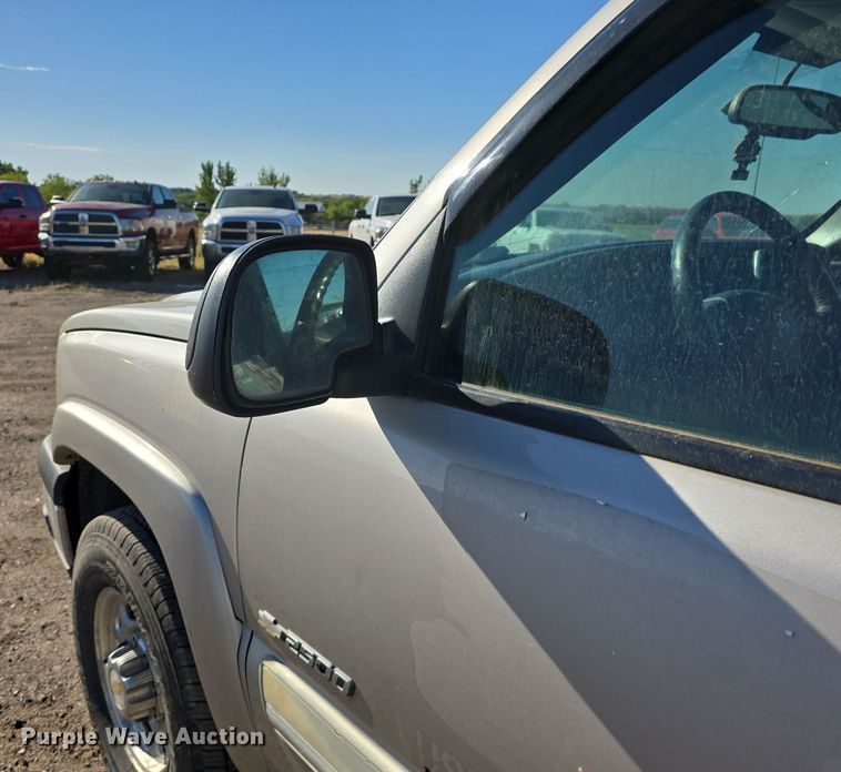 image for item DO5452 2004 Chevrolet Silverado 2500 Crew Cab pickup truck