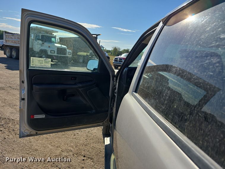 image for item DO5452 2004 Chevrolet Silverado 2500 Crew Cab pickup truck