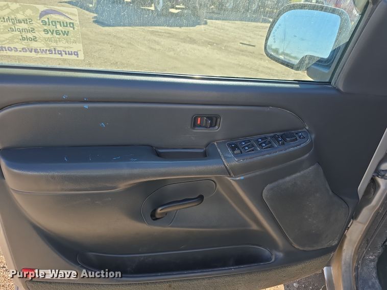 image for item DO5452 2004 Chevrolet Silverado 2500 Crew Cab pickup truck