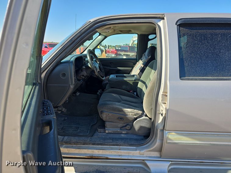 image for item DO5452 2004 Chevrolet Silverado 2500 Crew Cab pickup truck