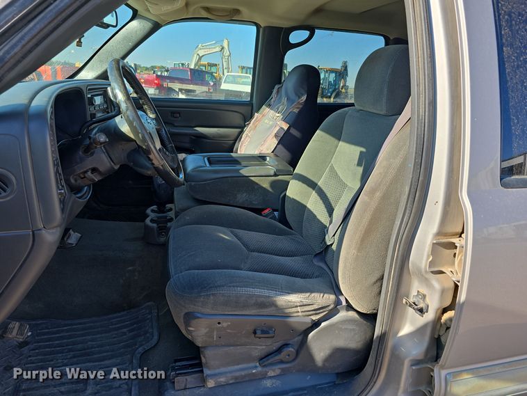 image for item DO5452 2004 Chevrolet Silverado 2500 Crew Cab pickup truck