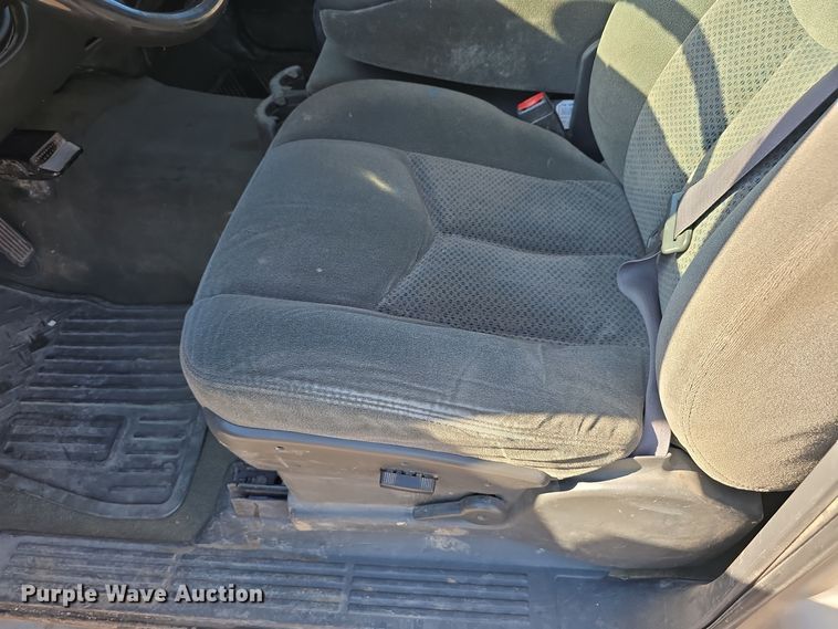 image for item DO5452 2004 Chevrolet Silverado 2500 Crew Cab pickup truck